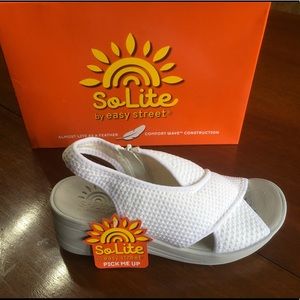 NWT So-Lite Easy Street White Fly Knit Jolly Comfort Wave Sandals Size 7 1/2 M